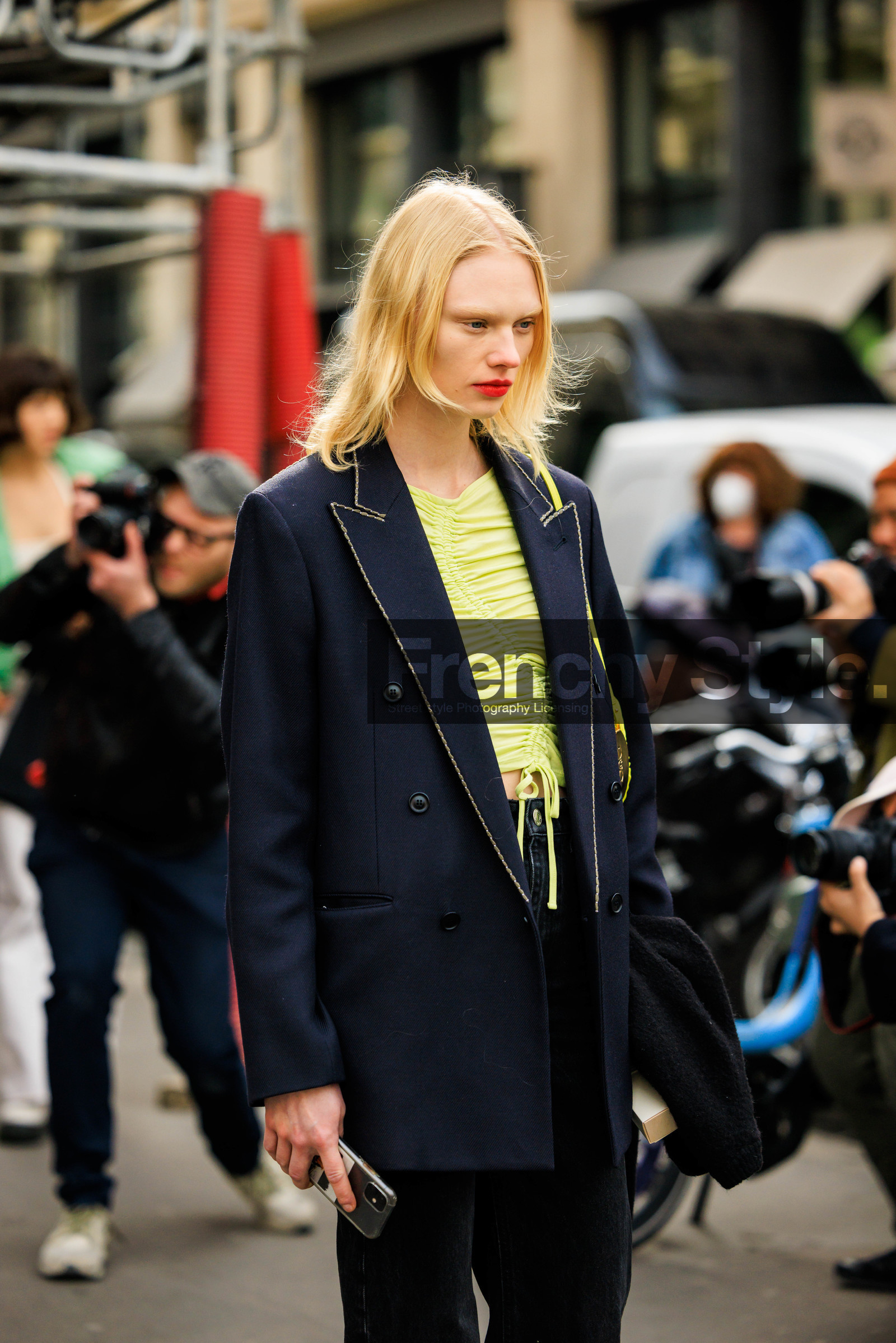 blonde hair, red lips, green top, fluo green top, navy blue blazer, buttones blazer, dark denim pants, fluo green handbag, model, fashion week, frenchystyle, FW, jonathan paciullo, street style, AUTUMN WINTER 2022-2023, FALL WINTER 2022_2023, FW 22-23, PFW, PARIS, vertical, detail