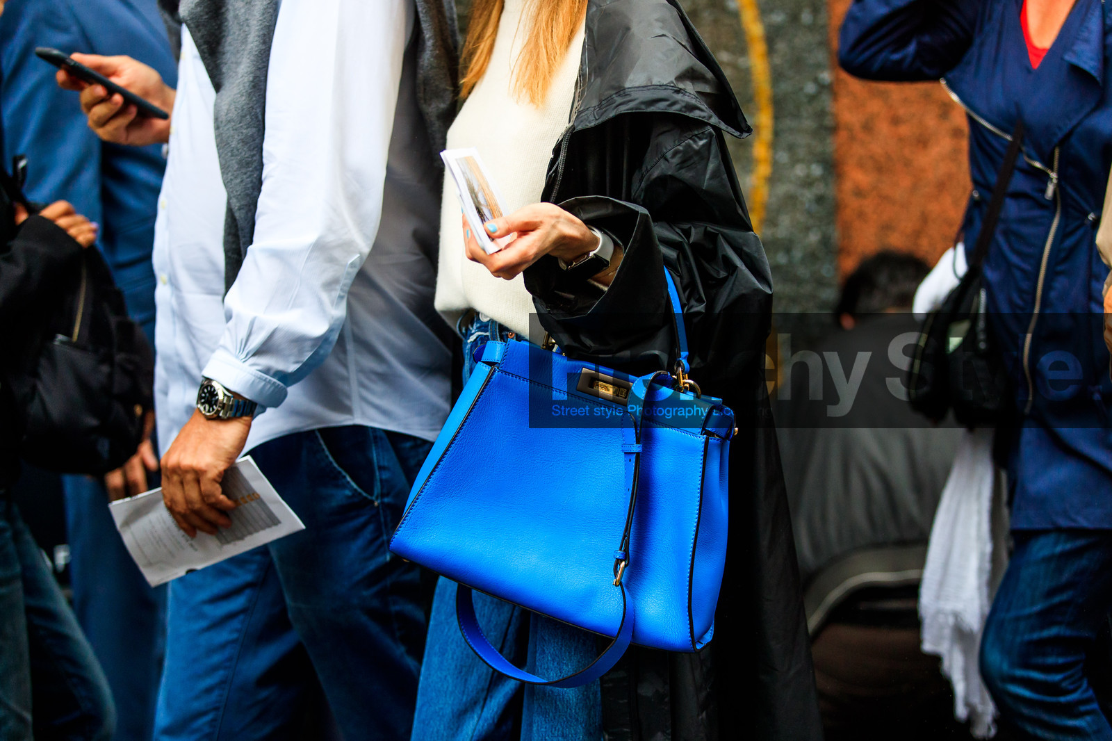atmosphere details, AUTUMN WINTER 2016-2017, AW 16-17, black coat, blue bag, detail, FALL WINTER 2016-2017, fashion week, fendi, frenchystyle, FW, FW 16-17, HAUTE COUTURE, horizontal, jonathan paciullo, leather bag, MENSWEAR, PARIS, PFW, rain coat, raincoat, street style