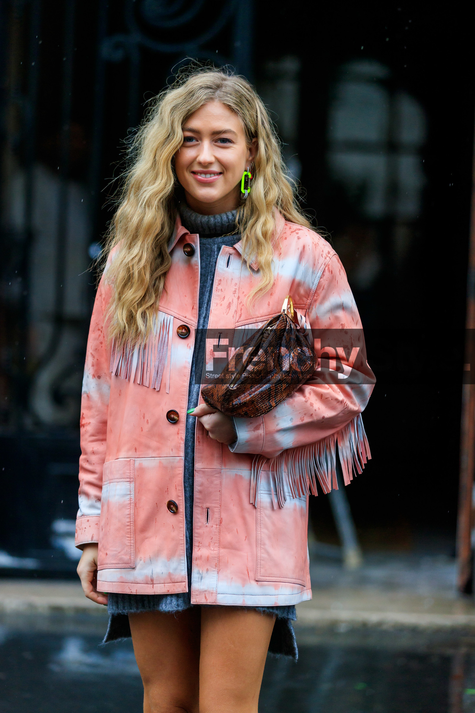 sindlv, emili sindlev, light pink leather jacket, tie and dye jacket, fringe jacket, cowboy jacket, grey dress, high collar dress, mini dress, knit dress, knitwear, brown leather clutch, animal skin clutch, fashion week, frenchystyle, FW, jonathan paciullo, street style, PFW, PARIS, vertical, atmosphere details, detail