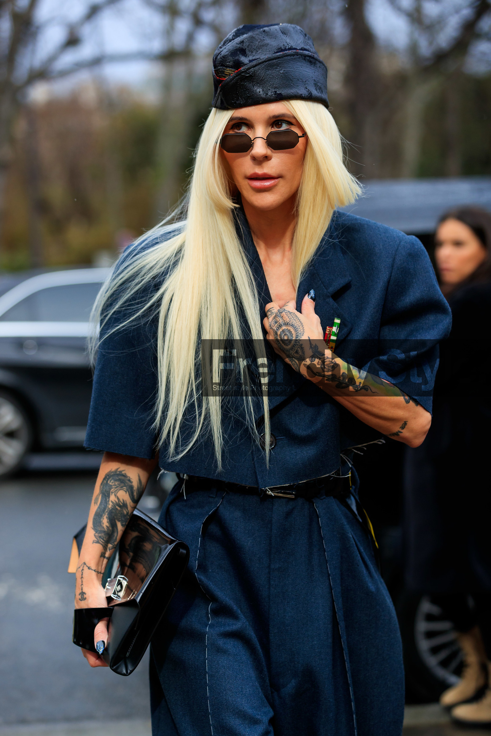 navy blue jacket, navy blue pants, cropped jacket, used jacket, short sleeves jacket, used pants, carrot pants, oversize pants, black hat, officer hat, black polish clutch, margiela bag, margiela jacket, margiela look, margiela pants, small sunglasses, metalic frame sunglasses, fashion week, frenchystyle, FW, jonathan paciullo, street style, PFW, PARIS, AUTUMN WINTER 2020-2021, FALL WINTER 2020-2021, FW 20-21, vertical, atmosphere details, detail