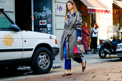 atmosphere details, AUTUMN WINTER 2017-2018, AW 17-18, belted coat, blue denim, blue shirt, Clara Racz, denim pants, FALL WINTER 2017-2018, fashion week, frenchystyle, full length, FW, FW 17-18, grey coat, horizontal, jeans, jonathan paciullo, leather bag, leather shoes, MFW, MILAN, multicolor bag, multicolor shoes, ray ban, street style, trench coat, trousers