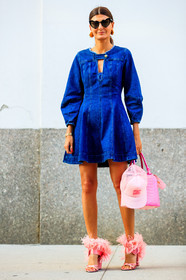 blue denim, denim dress, fashion week, feathers, frenchystyle, full length, fur shoes, FW, giovanna battaglia, high heels, jonathan paciullo, leather bag, leather shoes, NEW YORK, NYFW, pink bag, pink cap, pink shoes, prada, SPRING SUMMER 2018, SS 18, street style, sunglasses, tanya taylor, vertical
