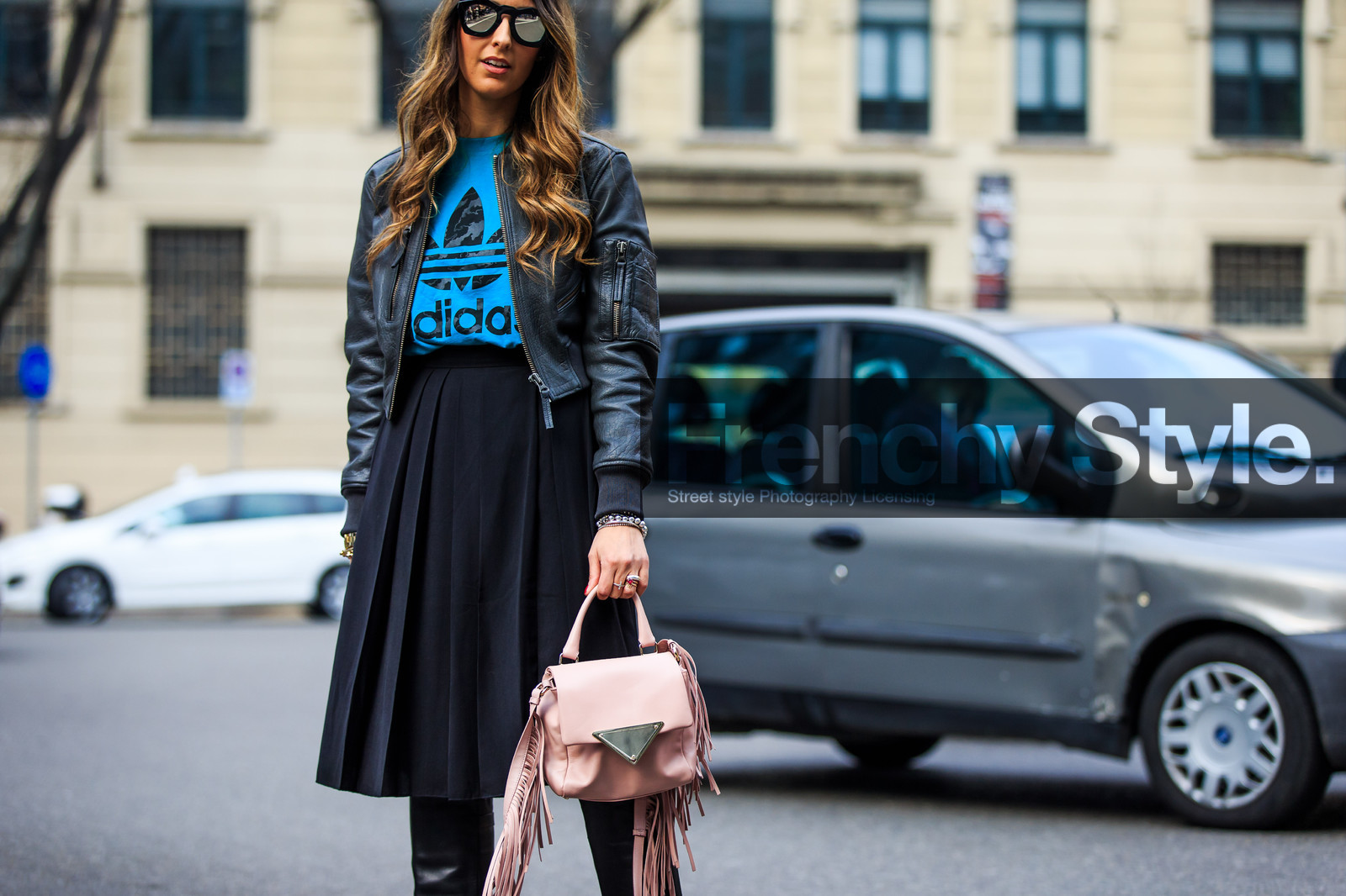 adidas, atmosphere details, AUTUMN WINTER 2016-2017, AW 16-17, black jacket, black skirt, blue t shirt, detail, FALL WINTER 2016-2017, fashion week, frenchystyle, fringes, FW, FW 16-17, high waist, horizontal, jonathan paciullo, leather bag, leather jacket, LFW, LONDON, MENSWEAR, mirror effect, pink bag, printed t shirt, sara battaglia, street style, sunglasses