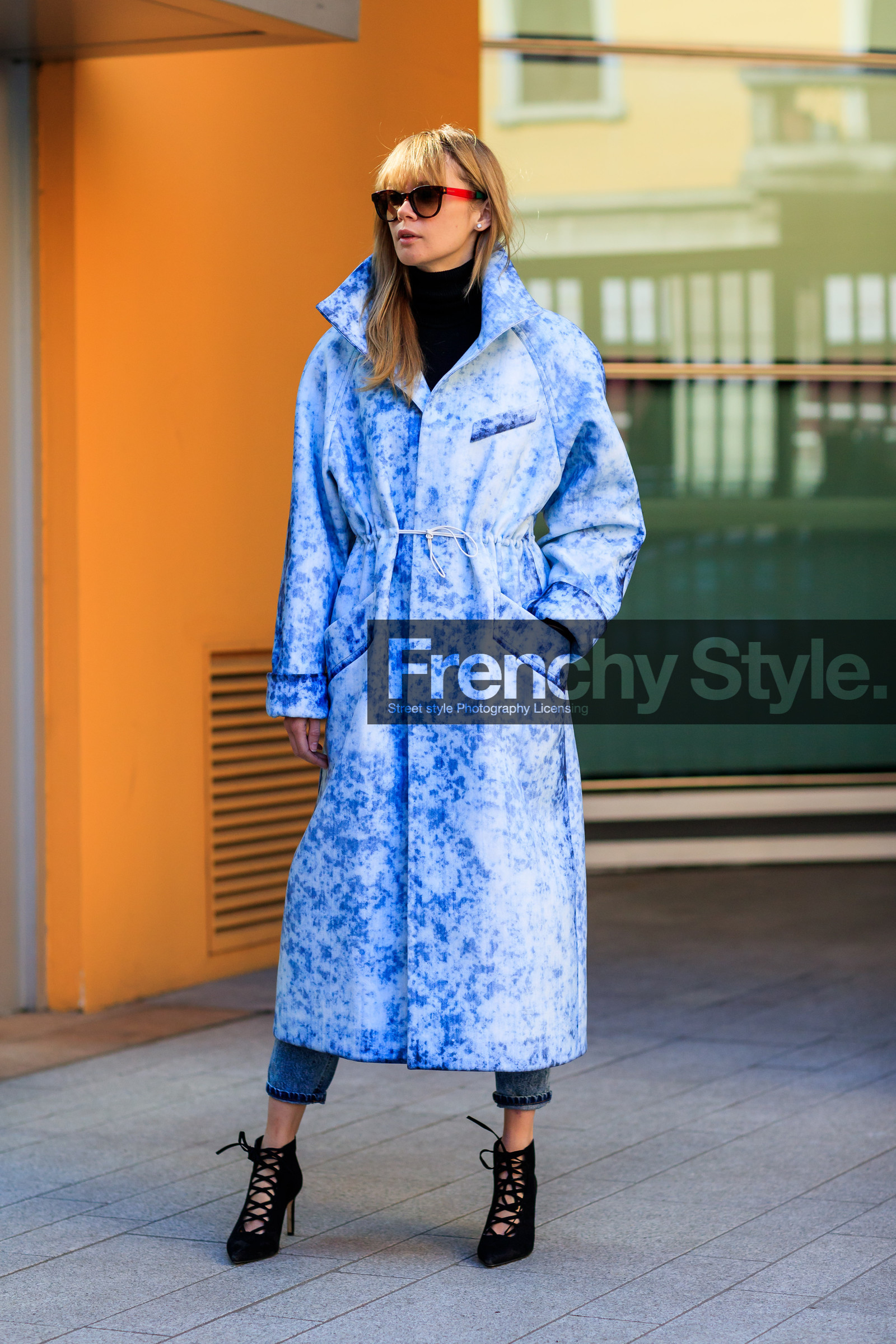 AUTUMN WINTER 2017-2018, AW 17-18, belted coat, black shoes, black turtleneck, FALL WINTER 2017-2018, fashion week, frenchystyle, full length, FW, FW 17-18, graphic coat, high heels, jonathan paciullo, leather shoes, MFW, MILAN, printed coat, street style, sunglasses, tie & die, trench coat, vertical