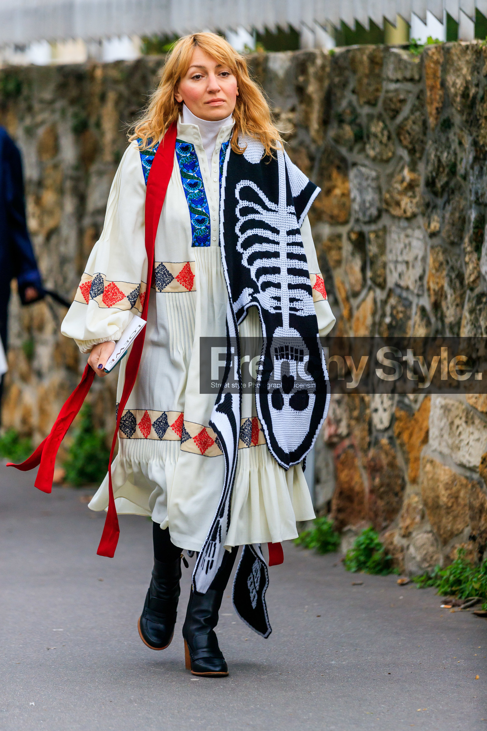 white dress, embroidered dress, long dress, long sleeves dress, button dress, white pullover, turtleneck pullover, black scarf, white scarf, bicolor scarf, woolen scarf, black leather boots, high boots, loewe dress, loewe shoes, fashion week, frenchystyle, FW, jonathan paciullo, street style, PFW, PARIS, AUTUMN WINTER 2020-2021, FALL WINTER 2020-2021, FW 20-21, vertical, full length