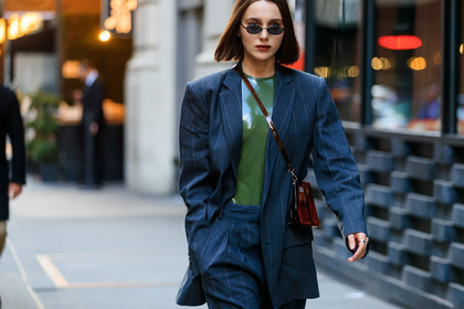 mary leest, dark grey jacket, dark grey pants, dark grey suits, striped pants, striped jacket, striped suits, loose pants, kaki top, vinyl top, plastic bag, brown bag, sheer bag, crossbody bag, mini bag, small sunglasses, boyish look, round shape sunglasses, fashion week, frenchystyle, FW, jonathan paciullo, street style, FALL WINTER 2020-2021, AUTUMN WINTER 2020-2021, FW 20-21, horizontal, atmosphere details, detail, NYFW, NEW YORK