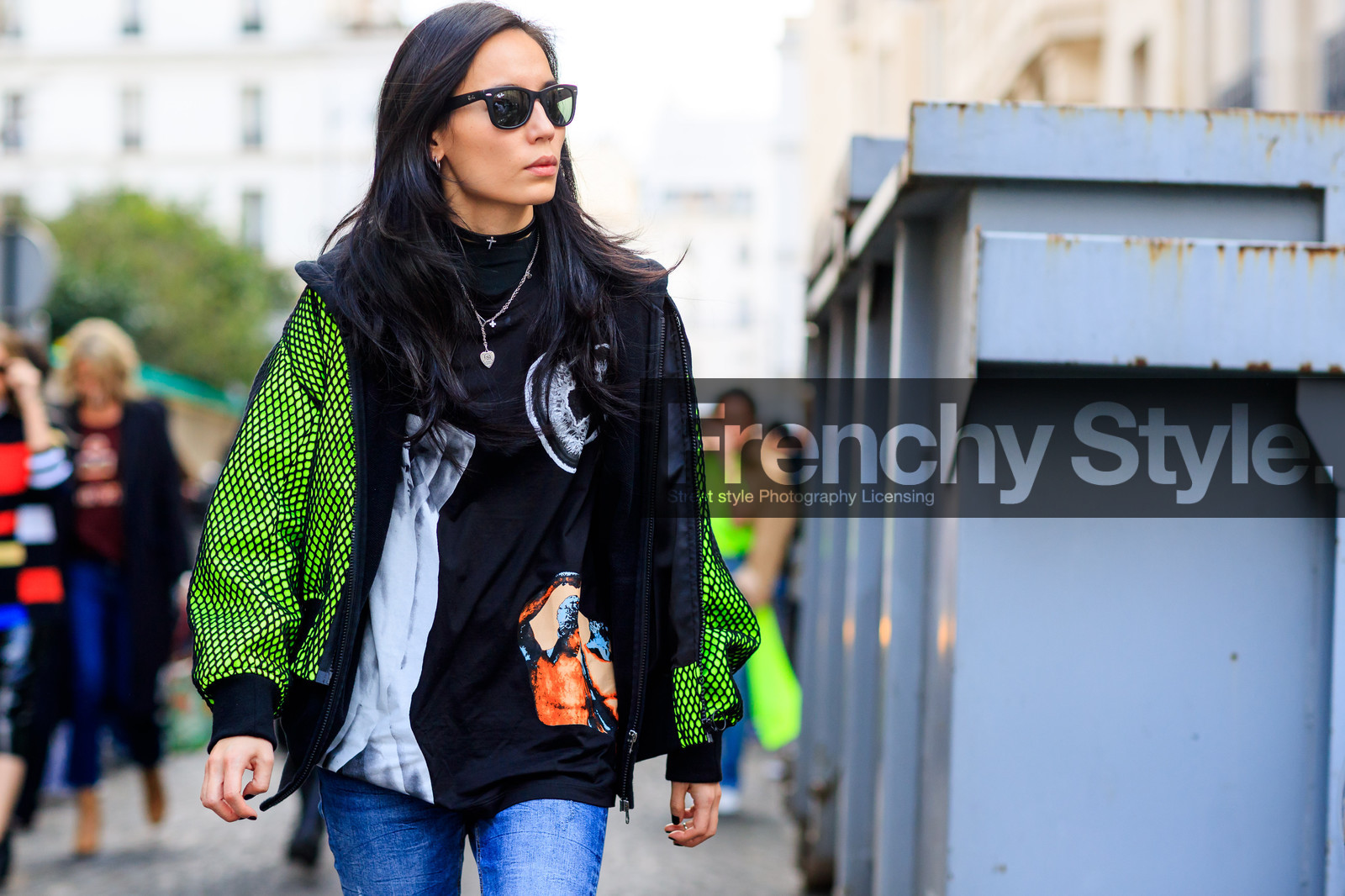 atmosphere details, AUTUMN WINTER 2017-2018, AW 17-18, black t shirt, blue denim, denim pants, detail, FALL WINTER 2017-2018, fashion week, fishnet, frenchystyle, FW, FW 17-18, green jacket, horizontal, jeans, jonathan paciullo, PARIS, PFW, printed t shirt, street style, sunglasses, trousers