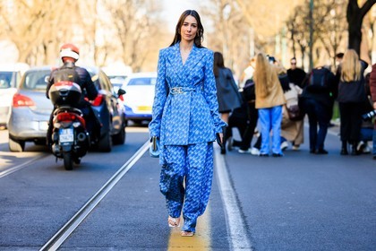 fendi pouch, blue pouch, blue fendi suit, full fendi look, printed pants, dark blue pants, printed blazer, blue blazer, fendi logo bag, oversized pants, oversized blazer, white sandals, blue look, alice barbier, alice & j.s, fashion week, frenchystyle, FW, jonathan paciullo, street style, MFW, MILAN, FALL WINTER 2022_2023, AUTUMN WINTER 2022-2023, FW 22-23, horizontal, atmosphere details, full length