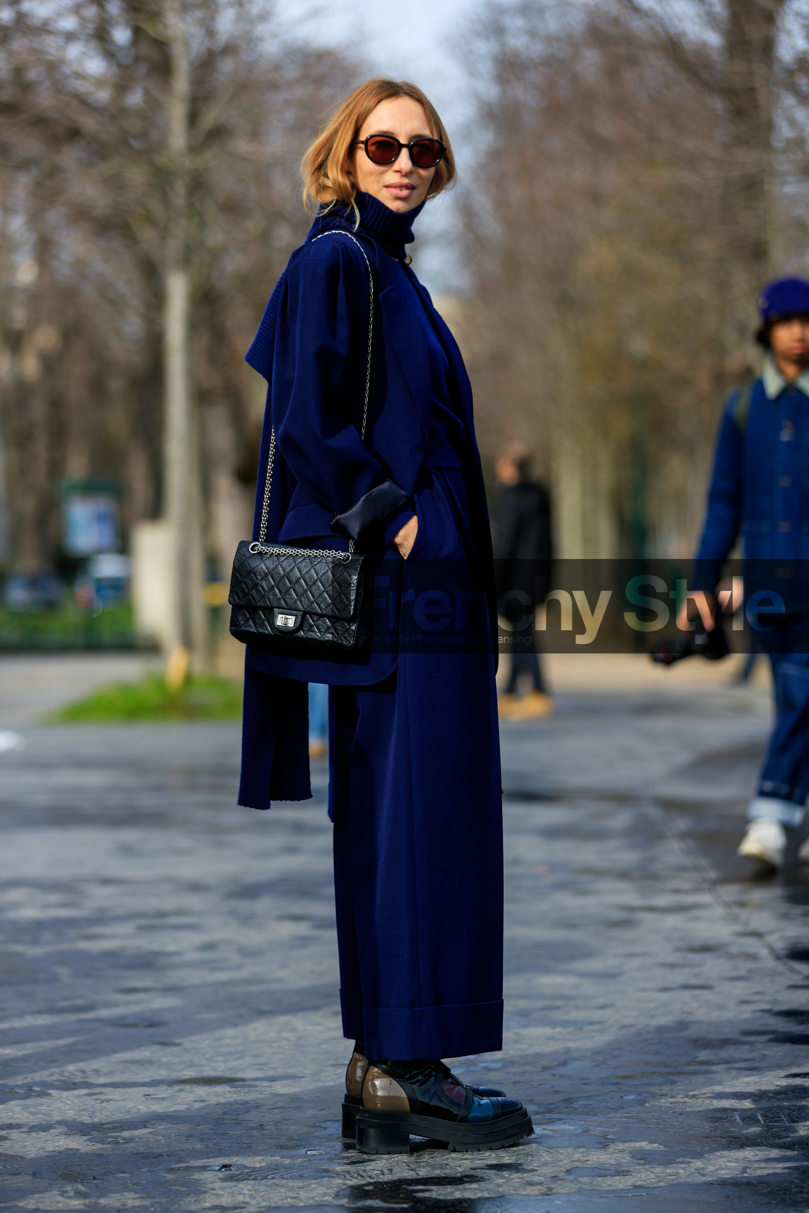 alexandra golovanoff, navy blue jacket, navy blue pants, navy blue pullover, turtleneck pullover, navy blue scarf, woolen scarf, loose pants, black sunglasses, black leather bag, shoulder bag, quilted bag, silvered chain strap bag, black leather boots, multicolor boots, sheer boots, plastic boots, zipped boots, flat boots, beige boots, blue boots, burgundy boots, chanel bag, fashion week, frenchystyle, FW, jonathan paciullo, street style, PFW, PARIS, vertical, full length