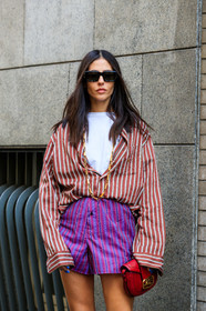 gilda ambrosio, white t-shirt, striped shirt, striped shorts, pyjama look, pyjama shirt, pyjama shorts, burgundy shirt, purple shorts, red leather clutch, black sunglasses, square shape glasses, long necklace, golden necklace, big chain necklace, etro bag, etro shirt, etro look, etro shorts, fashion week, frenchystyle, FW, jonathan paciullo, street style, MFW, MILAN, AUTUMN WINTER 2020-2021, FALL WINTER 2020-2021, FW 20-21, vertical, atmosphere details, detail