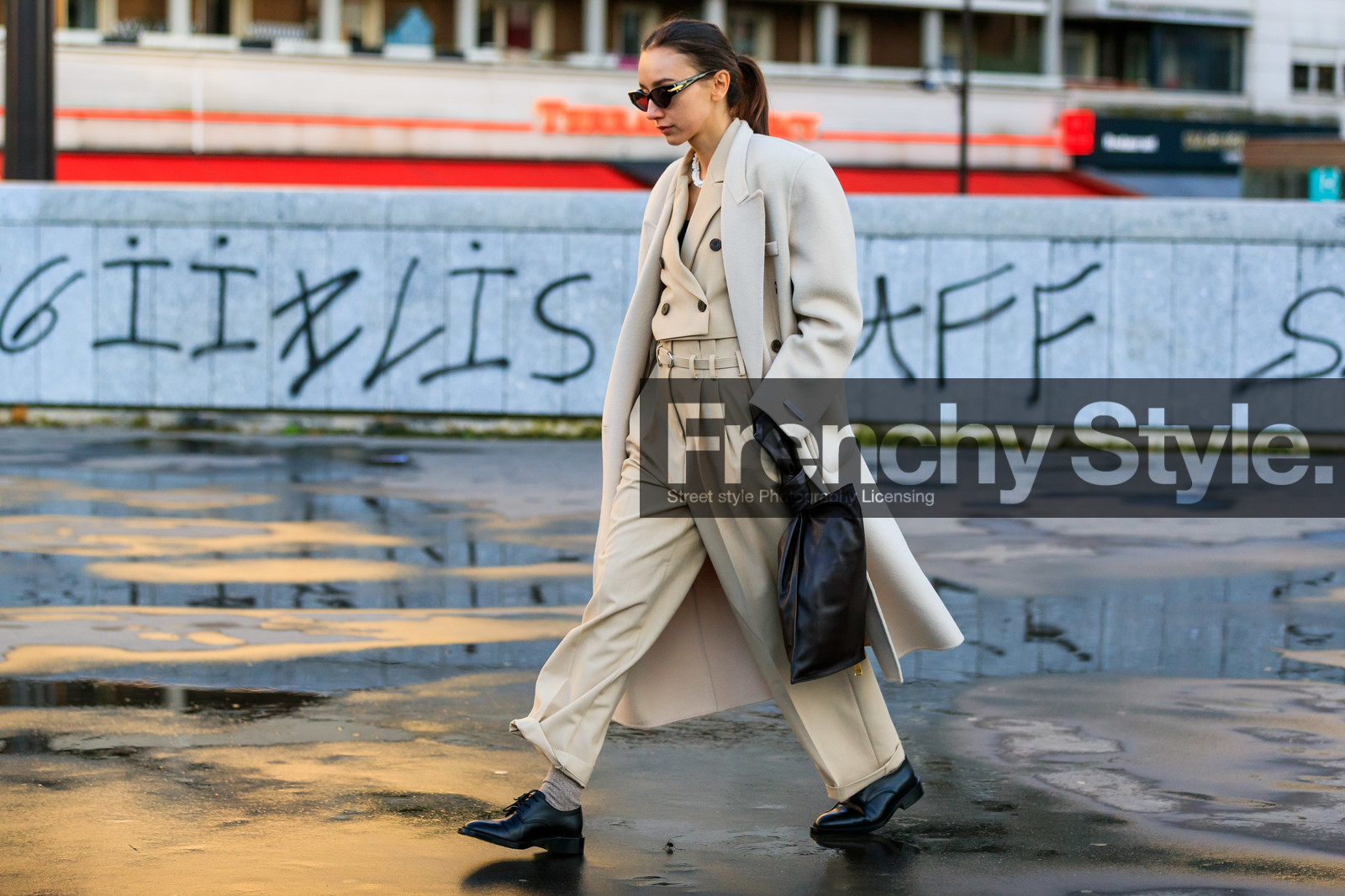 beatrice gutu, light beige jacket, light beige pants, light beige suits, light beige trench coat, cropped jacket, high waist pants, belted pants, carrot pants, black sunglasses, butterfly sunglasses, bottega veneta sunglasses, bottega veneta bag, black leather bag, black leather derbie, flat shoes, laced shoes, pearl necklace, fashion week, frenchystyle, FW, jonathan paciullo, street style, PFW, PARIS, AUTUMN WINTER 2020-2021, FALL WINTER 2020-2021, FW 20-21, horizontal, full length, atmosphere details