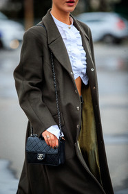 sophia roe, kaki coat, white shirt, cropped shirt, ruffle shirt, black leather bag, shoulder bag, quilted bag, chanel bag, chanel shirt, chanel coat, chanel total look, close up detail, bag detail, PARIS, PFW, fashion week, frenchystyle, FW, jonathan paciullo, street style, SPRING SUMMER 2021, SS 21, vertical, atmosphere details, detail