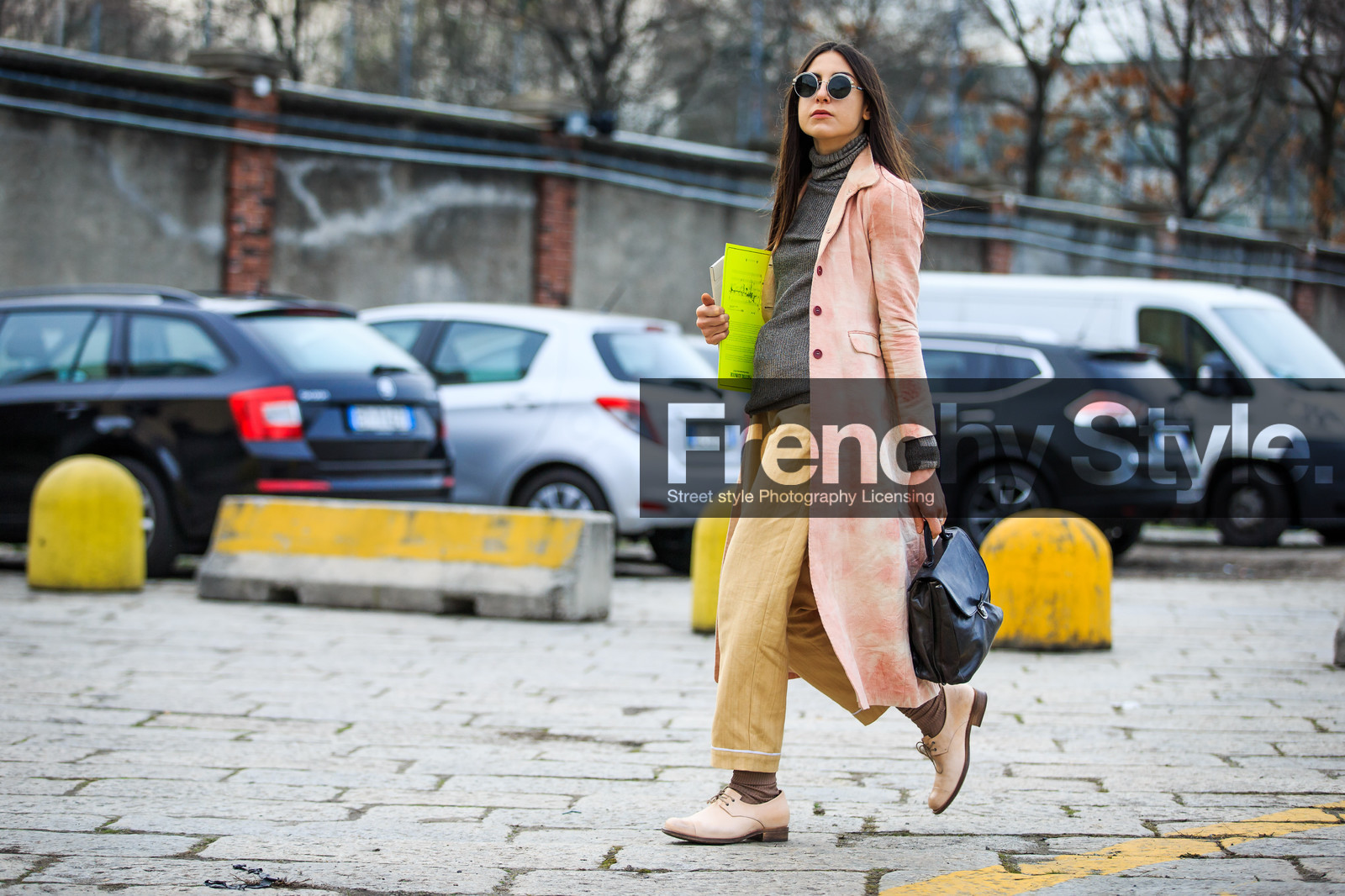 atmosphere details, AUTUMN WINTER 2016-2017, AW 16-17, beige pants, beige shoes, black bag, brown sweater, derbies, FALL WINTER 2016-2017, fashion week, frenchystyle, full length, FW, FW 16-17, horizontal, jonathan paciullo, leather bag, leather coat, LFW, linen, loafers, LONDON, MENSWEAR, pink coat, street style, sunglasses, trousers, turtleneck sweater