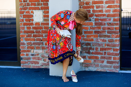 atmosphere details, detail, fashion week, floral, flowers, frenchystyle, FW, graphic dress, graphic skirt, gucci, high heels, horizontal, jonathan paciullo, leather bag, leather shoes, MFW, MILAN, multicolor dress, printed dress, printed skirt, red dress, SPRING SUMMER 2018, SS 18, street style, white bag, white shoes