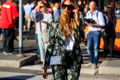 atmosphere details, blazer, detail, fashion week, floral, flowers, frenchystyle, FW, graphic bag, graphic jacket, graphic pants, graphic suit, green jacket, green pants, green suit, horizontal, jonathan paciullo, leather bag, MFW, MILAN, printed bag, printed jacket, printed pants, printed suit, shiny bag, SPRING SUMMER 2018, SS 18, street style, sunglasses, trousers