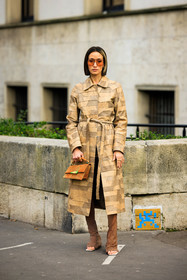 patched coat, pilot sunglasses, short hair, brown handbag, leather handbag, beige coat, leather coat, brown trousers, white sandals, alexandra guerain, street style, jonathan paciullo, FW, frenchystyle, fashion week, AUTUMN WINTER 2022-2023, FALL WINTER 2022_2023, FW 22-23, PFW, PARIS, full length, vertical