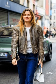 leather jacket, washed jacket effect, white tshirt, blue jeans, white handbag, croco bag, eugenie trochu, street style, jonathan paciullo, FW, frenchystyle, fashion week, AUTUMN WINTER 2022-2023, FALL WINTER 2022_2023, FW 22-23, PFW, PARIS, vertical, detail