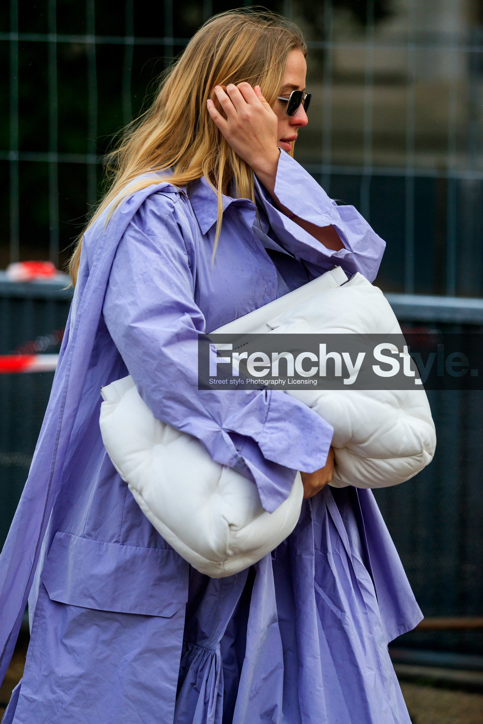 lilac dress, lilac jacket, oversize dress, metalic frame sunglasses, geometric shape glasses, white leather clutch, big clutch, quilted clutch, margiela bag, fashion week, frenchystyle, FW, jonathan paciullo, street style, PFW, PARIS, AUTUMN WINTER 2020-2021, FALL WINTER 2020-2021, FW 20-21, vertical, atmosphere details, detail