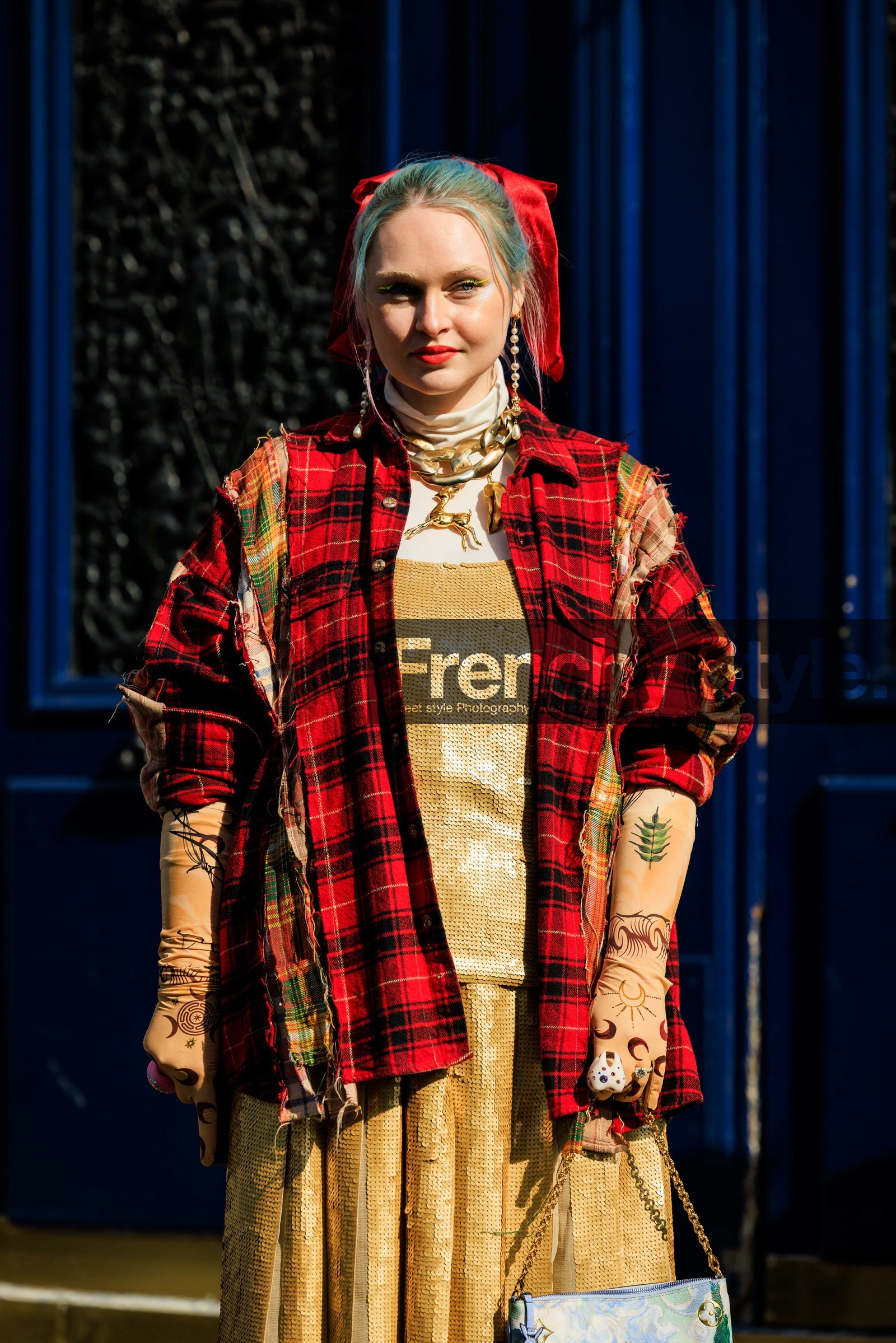 red bow, dyed hair, blue hair, plaid shirt, red shirt, sparkling dress, golden dress, long dress, louis vuitton bag, printed bag, golden necklace, animak choker, pearl strass earrings, marine serre globes, multiple rings, white turle neck, kristen bateman, street style, jonathan paciullo, FW, frenchystyle, fashion week, AUTUMN WINTER 2022-2023, FALL WINTER 2022_2023, FW 22-23, PFW, PARIS, vertical, detail