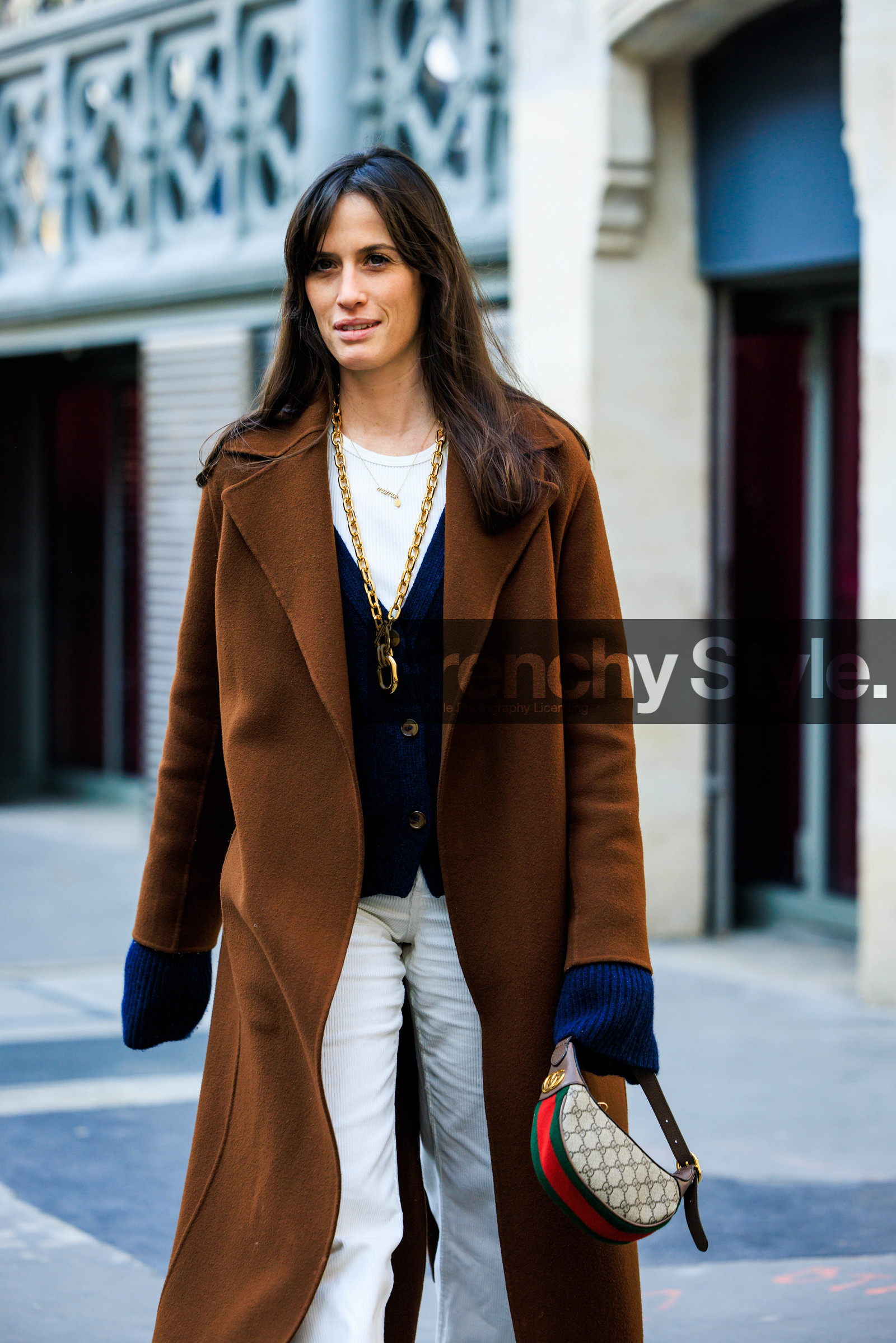 minimal look, brown trench, white tshirt, navy blue cardigan, golden necklace, long necklace, white trousers, guccis handbag, logo handbag, astrid boutrot, street style, jonathan paciullo, FW, frenchystyle, fashion week, AUTUMN WINTER 2022-2023, FALL WINTER 2022_2023, FW 22-23, PARIS, PFW, vertical, detail