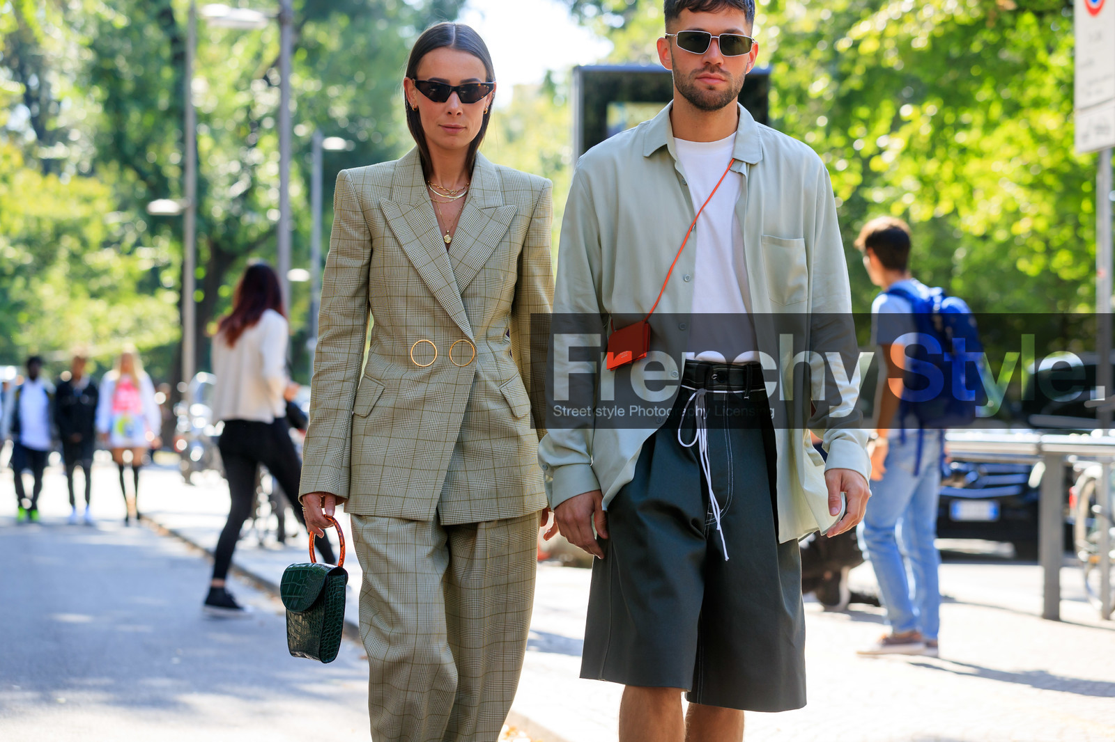 alice & j.s, alice barbier, JS roques, acne studios bag, red leather bag, crossbody bag, mini bag, beige shirt, white t-shirt, kaki bermuda shorts, metalic frame sunglasses, futurist shape sunglasses, scale sunglasses, checked jacket, checked pants, checked suits, green leather bag, hand bag, animal skin bag, scale strap bag, multi necklace, golden necklace, fashion week, frenchystyle, FW, jonathan paciullo, street style, horizontal, atmosphere details, detail, MFW, MILAN, SPRING SUMMER 2020, SS 20