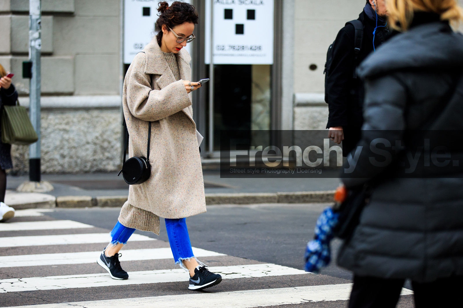 atmosphere details, AUTUMN WINTER 2016-2017, AW 16-17, beige coat, beige jacket, beige sweater, black bag, black sneakers, blue denim, denim pants, detail, FALL WINTER 2016-2017, fashion week, frenchystyle, FW, FW 16-17, horizontal, iphone, jeans, jonathan paciullo, leather bag, LFW, LONDON, MENSWEAR, nike, oversize, ripped pants, street style, trousers