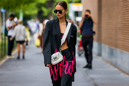 aviator sunglasses, black blazer, black look, black pants, bra, dior bag, print bag, sunglasses, fashion week, frenchystyle, FW, jonathan paciullo, street style, MFW, MILAN, SPRING SUMMER 2022, SS 22, horizontal, atmosphere details, detail
