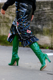 green leather boots, green polish boots, polish boots, laced boots, high boots, high heels boots, black tights, black vinyl skirt, mid long skirt, split skirt, floral printed skirt, multicolor skirt, pink skirt, blue skirt, ruffle skirt, embroidered tights, floral embroidered tights, legs detail, shoes detail, close up detail, elie saab look, elie saab shoes, elie saab skirt, fashion week, frenchystyle, FW, jonathan paciullo, street style, PFW, PARIS, vertical, atmosphere details, detail