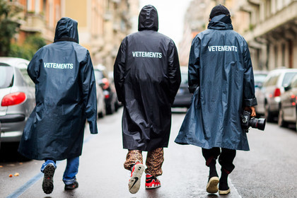 atmosphere details, AUTUMN WINTER 2016-2017, AW 16-17, back detail, black coat, FALL WINTER 2016-2017, fashion week, frenchystyle, full length, FW, FW 16-17, hood, horizontal, jonathan paciullo, LFW, LONDON, MENSWEAR, rain coat, street style, vêtements