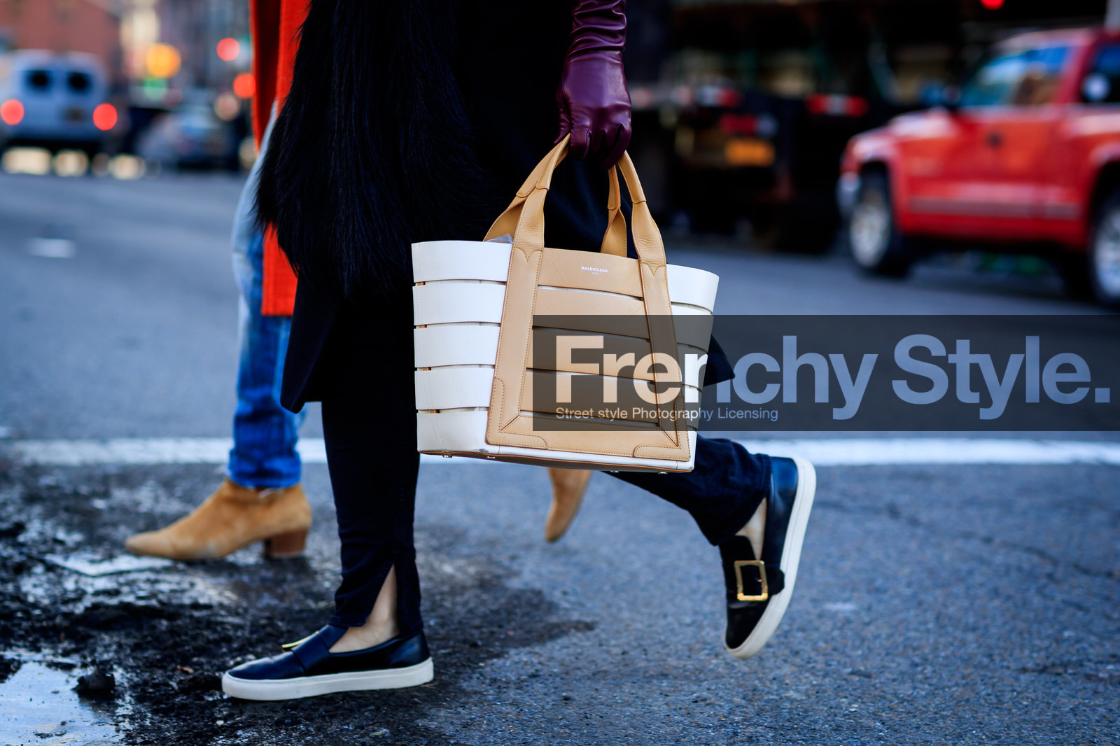 beige bag, black coat, black fur coat, black pants, black shoes, black sneakers, graphic bag, leather bag, leather gloves, leather shoes, purple gloves, trousers, street style, jonathan paciullo, FW, frenchystyle, fashion week, NYFW, NEW YORK, AUTUMN WINTER 2018-2019, AW 18-19, FALL WINTER 2018-2019, FW 18-19, atmosphere details, horizontal, detail