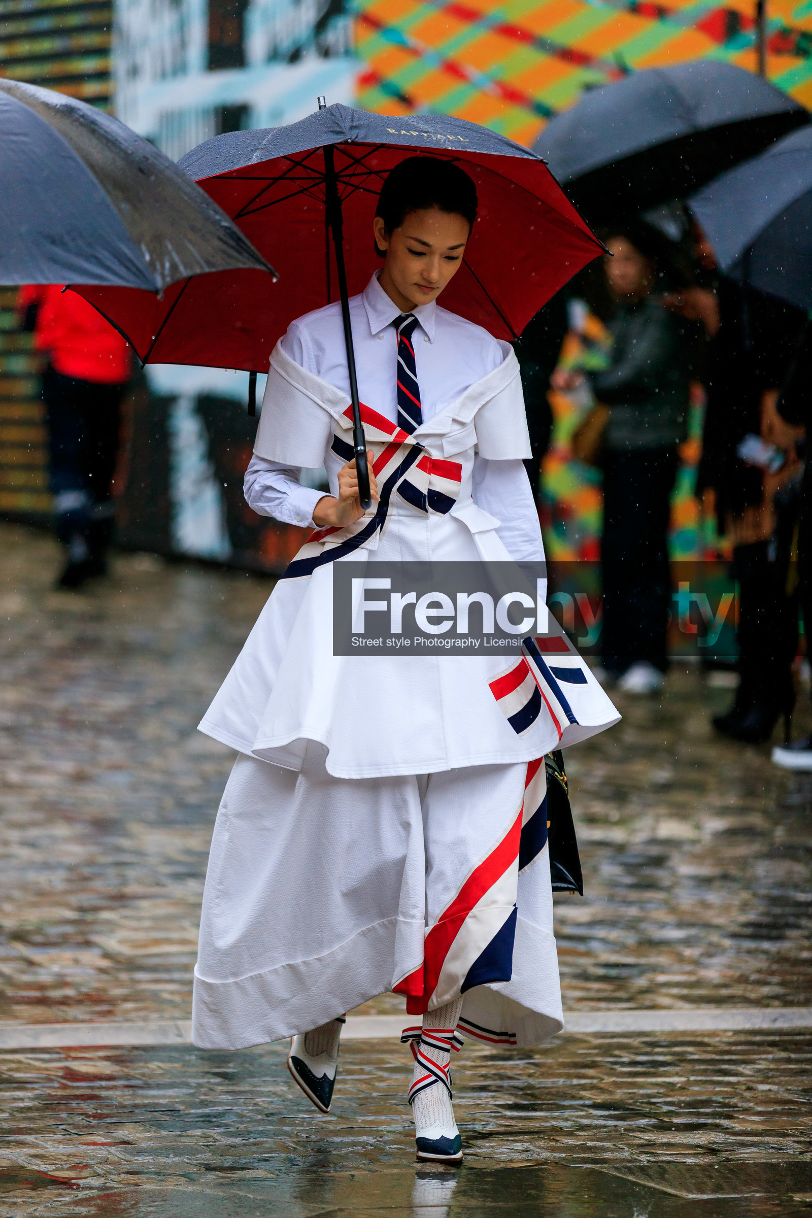 white shirt, white socks, white dress, white leather shoes, striped dress, striped tie, half shoulder dress, short sleeves dress, navy blue tie, long dress, tailor collar dress, jacket dress, sharp end shoes, navy blue leather shoes, bicolor shoes, thom browne dress, thom browne look, thom browne shirt, thom browne shoes, thom browne tie, fashion week, frenchystyle, FW, jonathan paciullo, street style, PFW, PARIS, vertical, full length