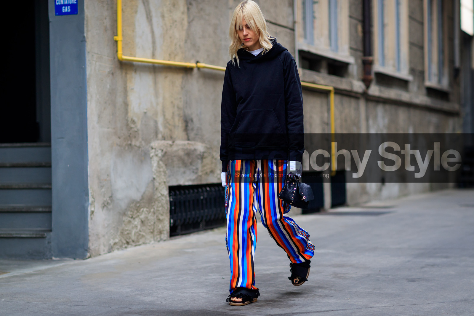 atmosphere details, AUTUMN WINTER 2017-2018, AW 17-18, black bag, black sandals, black shoes, black sweater, FALL WINTER 2017-2018, fashion week, frenchystyle, full length, FW, FW 17-18, geometric, graphic pants, hoodie, horizontal, jonathan paciullo, leather bag, leather shoes, linda tol, MFW, MILAN, multicolor pants, printed sweater, street style, striped pants, trousers