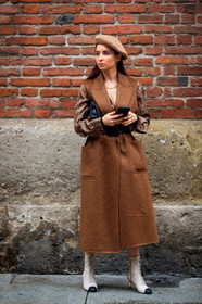camel coat, beige leather boots, bicolor boots, laced boots, kitten heels boots, beige beret, beige cap, beige hat, black leather bag, black leather boots, jacquemus bag, sleeveless coat, belted coat, silk blouse, chain printed blouse, brown blouse, julia comil, street style, jonathan paciullo, FW, frenchystyle, fashion week, MFW, MILAN, SPRING SUMMER 2021, SS 21, vertical, full length