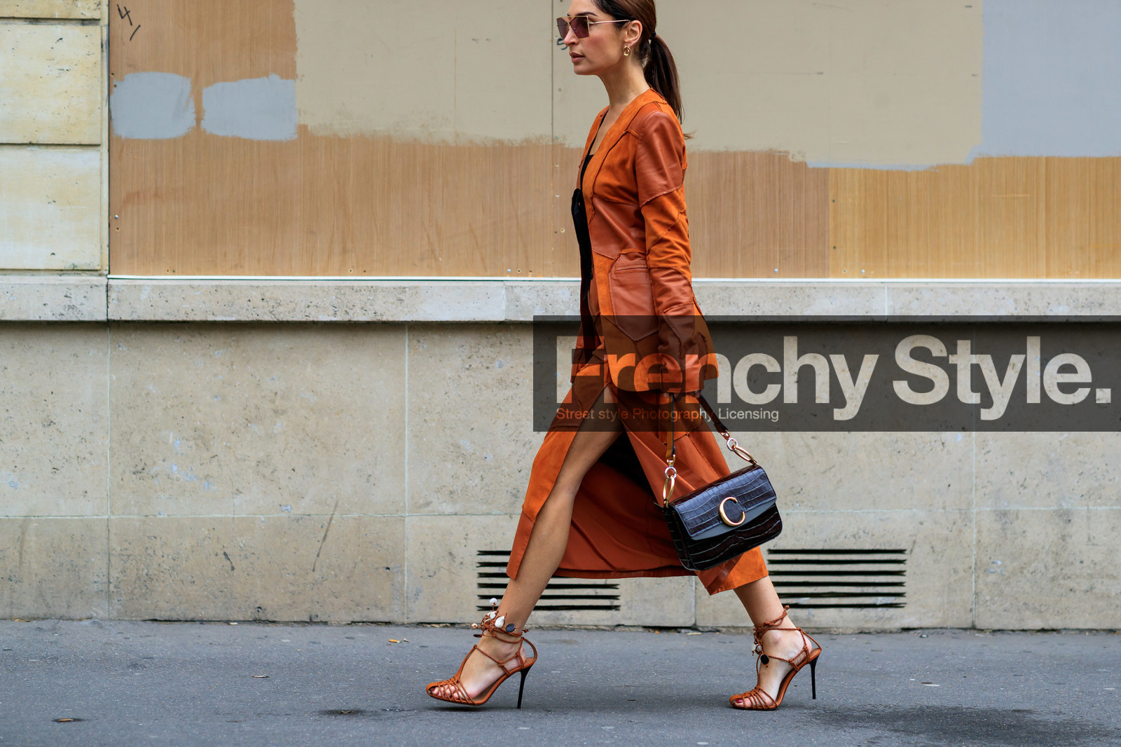 brown bag, brown skirt, camel jacket, camel sandals, chloé, geraldine boublil, high heels, leather bag, leather jacket, leather shoes, leather skirt, sunglasses, tone on tone, total look brown, total look camel, PARIS, PFW, street style, jonathan paciullo, FW, frenchystyle, fashion week, AUTUMN WINTER 2019-2020, AW 19-20, FALL WINTER 2019-2020, FW 19-20, horizontal, atmosphere details, detail