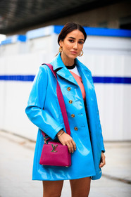 tamara kalinic, louis vuitton total look, louis vuitton bag, louis vuitton coat, louis vuitton jacket, louis vuitton earrings, blue coat, blue jacket, pink leather bag, shoulder bag, blue leather coat, blue leather jacket, PARIS, PFW, fashion week, frenchystyle, FW, jonathan paciullo, street style, SPRING SUMMER 2021, SS 21, vertical, atmosphere details, detail