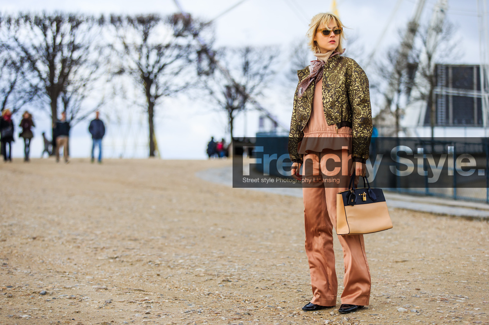 atmosphere details, AUTUMN WINTER 2016-2017, AW 16-17, beige pants, beige top, black loafers, bomber jacket, brocard, embroidered jacket, embroideries, FALL WINTER 2016-2017, fashion week, frenchystyle, full length, FW, FW 16-17, golden jacket, horizontal, jonathan paciullo, leather bag, leather shoes, linda tol, louis vuitton, PARIS, PFW, pink bag, pink pants, pink scarf, pink top, street style, trousers