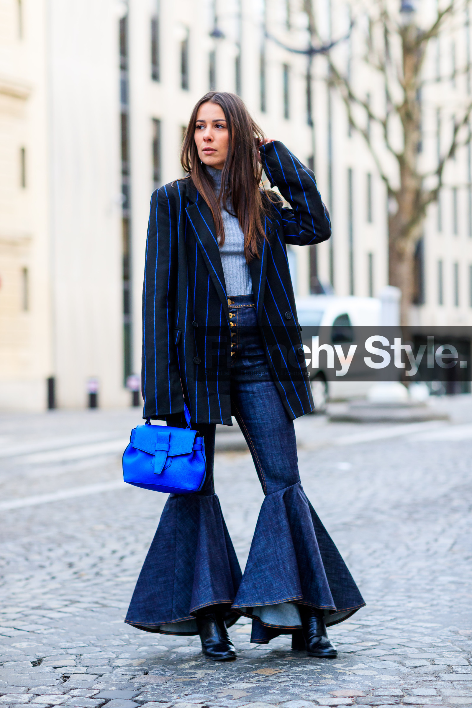 AUTUMN WINTER 2017-2018, AW 17-18, black jacket, black shoes, blazer, blue bag, blue denim, denim pants, FALL WINTER 2017-2018, fashion week, flare jean, frenchystyle, full length, FW, FW 17-18, grey sweater, high heels, high waist, jeans, jonathan paciullo, leather bag, leather shoes, leila yavari, PARIS, PFW, printed jacket, street style, striped jacket, trousers, vertical