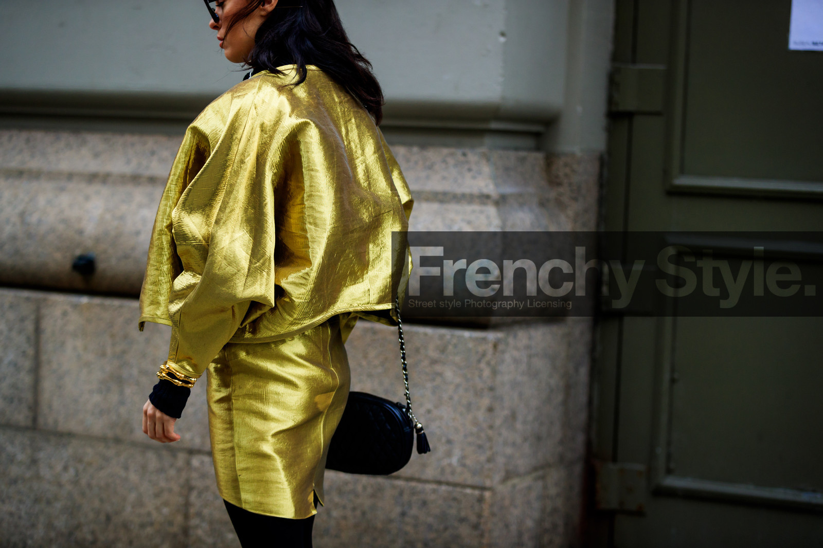 black bag, golden skirt, golden top, leather bag, street style, jonathan paciullo, FW, frenchystyle, fashion week, NYFW, NEW YORK, AUTUMN WINTER 2018-2019, AW 18-19, FALL WINTER 2018-2019, FW 18-19, atmosphere details, horizontal, detail