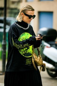 black look, black sunglasses, black sweatshirt, printed sweatshirt, midi skirt, black skirt, close up, golden bag, cagoule handbag, balenciaga bag, mini bag, street style, jonathan paciullo, FW, frenchystyle, fashion week, AUTUMN WINTER 2022-2023, FALL WINTER 2022_2023, FW 22-23, PFW, PARIS, vertical, detail