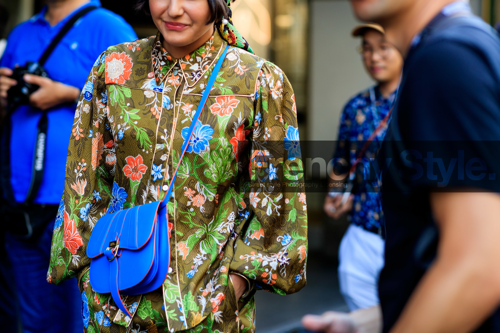 maria bernad, floral printed shirt, floral printed pants, floral print total look, silk shirt, silk pants, silk scarf, floral printed scarf, loose shirt, loose pants, pyjama look, brown shirt, brown pants, crossbody bag, blue leather bag, peter pilotto bag, fashion week, frenchystyle, FW, jonathan paciullo, street style, MFW, MILAN, SPRING SUMMER 2020, SS 20