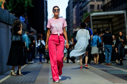 atmosphere details, corduroy, fashion week, frenchystyle, full length, fun sunglasses, FW, giovanna battaglia, horizontal, jonathan paciullo, leather bag, leather shoes, NEW YORK, NYFW, pink bag, pink pants, pink t shirt, printed t shirt, SPRING SUMMER 2018, SS 18, street style, sunglasses, trousers