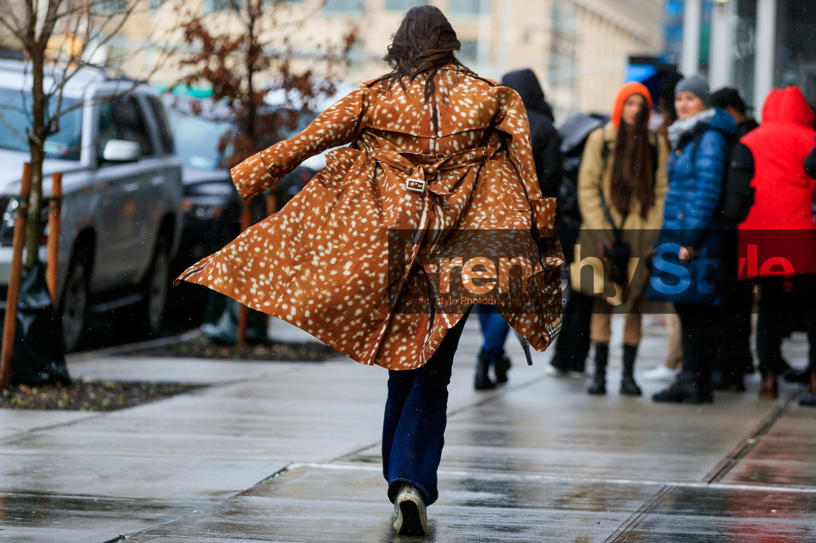 animal printed trenchcoat, burberry trench coat, camel trenchcoat, back details, polka dots trenchcoat, fashion week, frenchystyle, FW, jonathan paciullo, street style, AUTUMN WINTER 2020-2021, FALL WINTER 2020-2021, FW 20-21, horizontal, atmosphere details, full length, NYFW, NEW YORK
