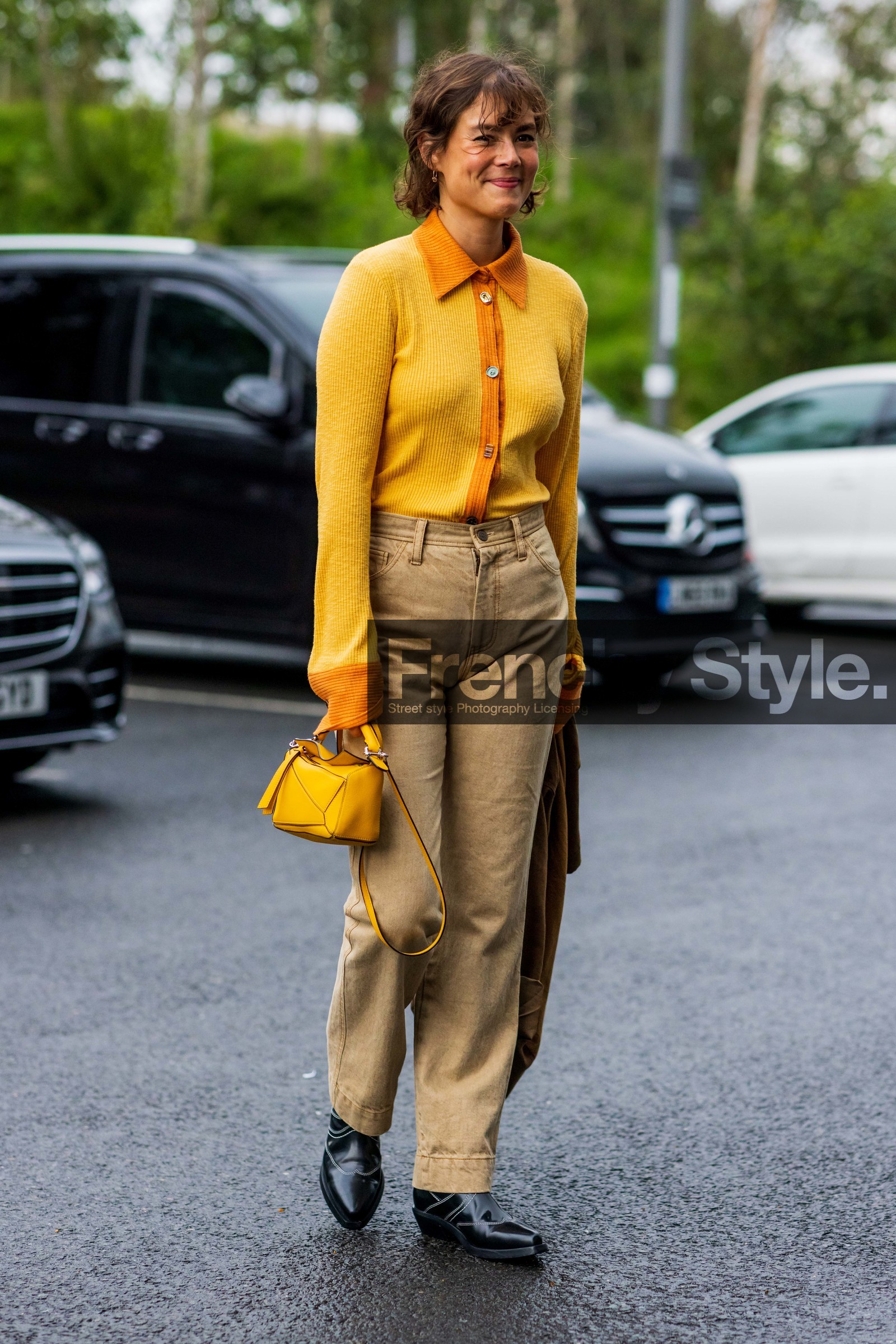 blouse, yellow, knitted top, knit, knitwear, loewe, handbag, mini bag, trousers, beige, highwaist, high waisted, black, boots, fashion week, frenchystyle, FW, jonathan paciullo, street style, SS 22, SPRING SUMMER 2022, LFW, LONDON, vertical, full length