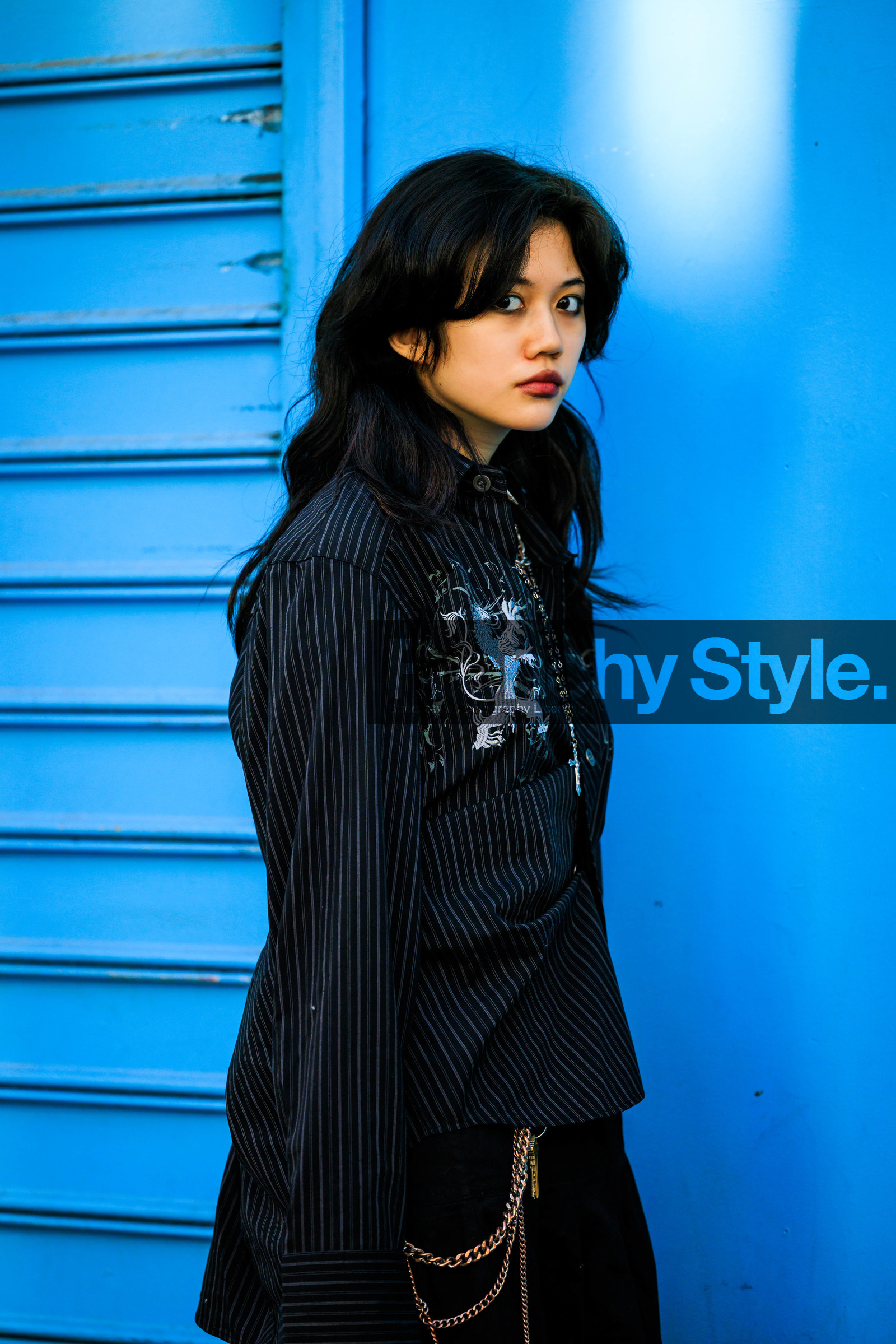 studs choker, punk look, multiple necklaces, dragon print shirt, black shirt, stripes shirt, chain belt, black trousers, black hair, he, street style, jonathan paciullo, FW, frenchystyle, fashion week, AUTUMN WINTER 2022-2023, FALL WINTER 2022_2023, FW 22-23, PFW, PARIS, vertical, detail