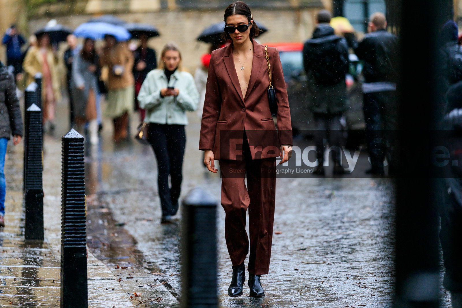 model, maeva marshall, chain strap bag, golden chain strap bag, golden hair clip, black leather bag, shoulder bag, brown jacket, brown pants, brown suits, low necked jacket, fashion week, frenchystyle, FW, jonathan paciullo, street style, LFW, LONDON, AUTUMN WINTER 2020-2021, FALL WINTER 2020-2021, FW 20-21, horizontal, atmosphere details, full length