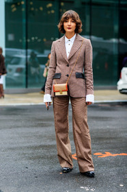 alyssa coscarelli, coach bag, coach jacket, coach suits, coach shirt, white shirt, checked jacket, checked pants, checked suits, black leather jacket, camel leather bag, red leather bag, beige jacket, beige pants, red jacket, red pants, brown jacket, brown pants, brown suits, crossbody bag, golden chain strap bag, fashion week, frenchystyle, FW, jonathan paciullo, street style, NYFW, NEW YORK, AUTUMN WINTER 2020-2021, FALL WINTER 2020-2021, FW 20-21, vertical, full length