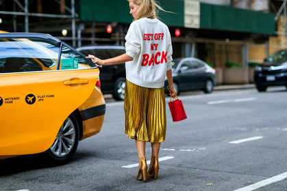 atmosphere details, back detail, detail, fashion week, frenchystyle, FW, golden boots, golden skirt, high heels, horizontal, jonathan paciullo, leather bag, leather shoes, message, NEW YORK, NYFW, pleated skirt, printed sweater, red bag, SPRING SUMMER 2018, SS 18, street style, white sweater, yellow skirt