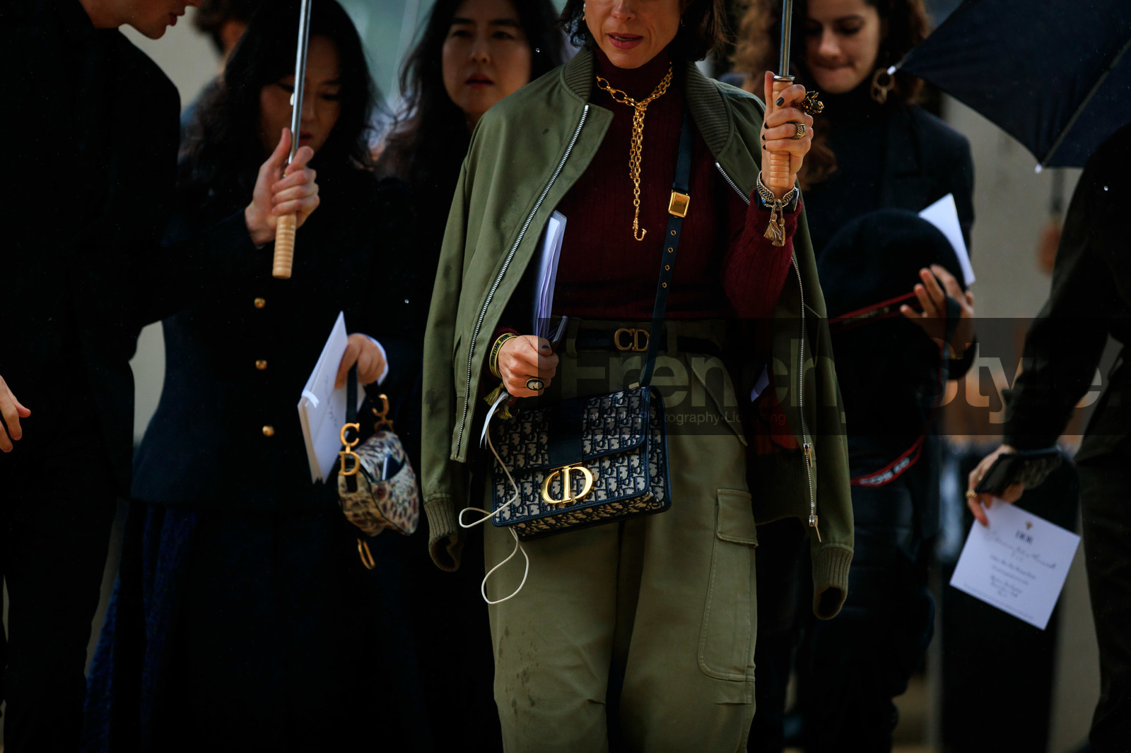 military jacket, military look, military pants, kaki jacket, kaki pants, golden necklace, big chain necklace, long necklace, dior belt, dior bag, black leather belt, golden buckle belt, monogrammed bag, golden buckle bag, black bag, fashion week, frenchystyle, FW, jonathan paciullo, street style, SPRING SUMMER 2020, SS 20, PFW, PARIS, horizontal, atmosphere details, detail