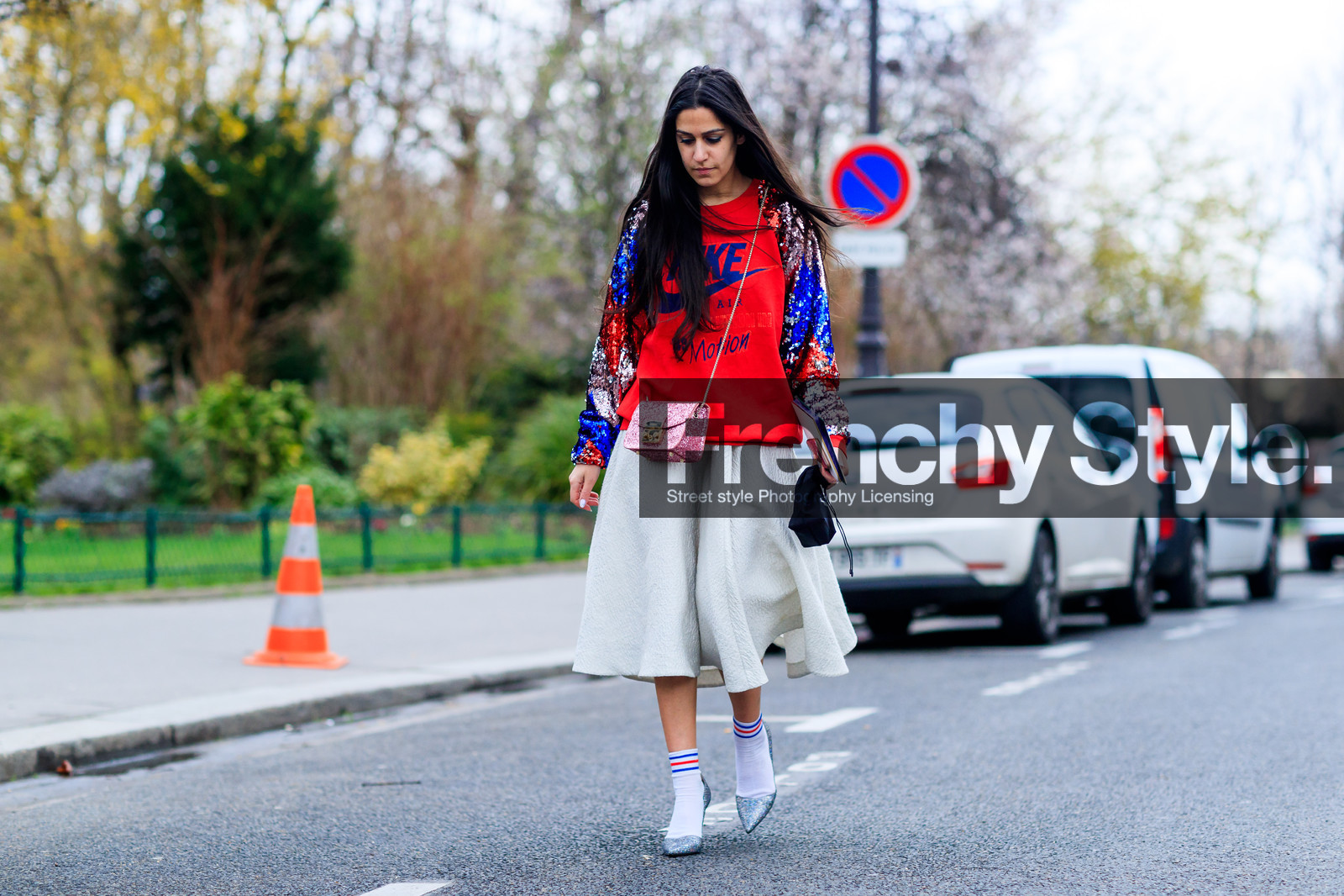 atmosphere details, AUTUMN WINTER 2017-2018, AW 17-18, FALL WINTER 2017-2018, fashion week, frenchystyle, full length, FW, FW 17-18, glitter, high heels, hoodie, horizontal, jonathan paciullo, leather bag, leather shoes, PARIS, PFW, pink bag, printed sweater, red sweater, sequined bag, sequined sweater, shiny bag, shiny shoes, silver shoes, street style, trousers, white skirt, white socks