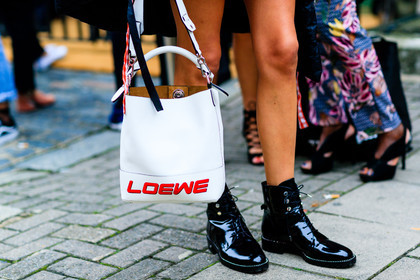 atmosphere details, black boots, detail, fashion week, frenchystyle, FW, horizontal, jonathan paciullo, leather bag, leather boots, leather shoes, LFW, loewe, LONDON, printed bag, SPRING SUMMER 2017, SS 17, street style, white bag, woman